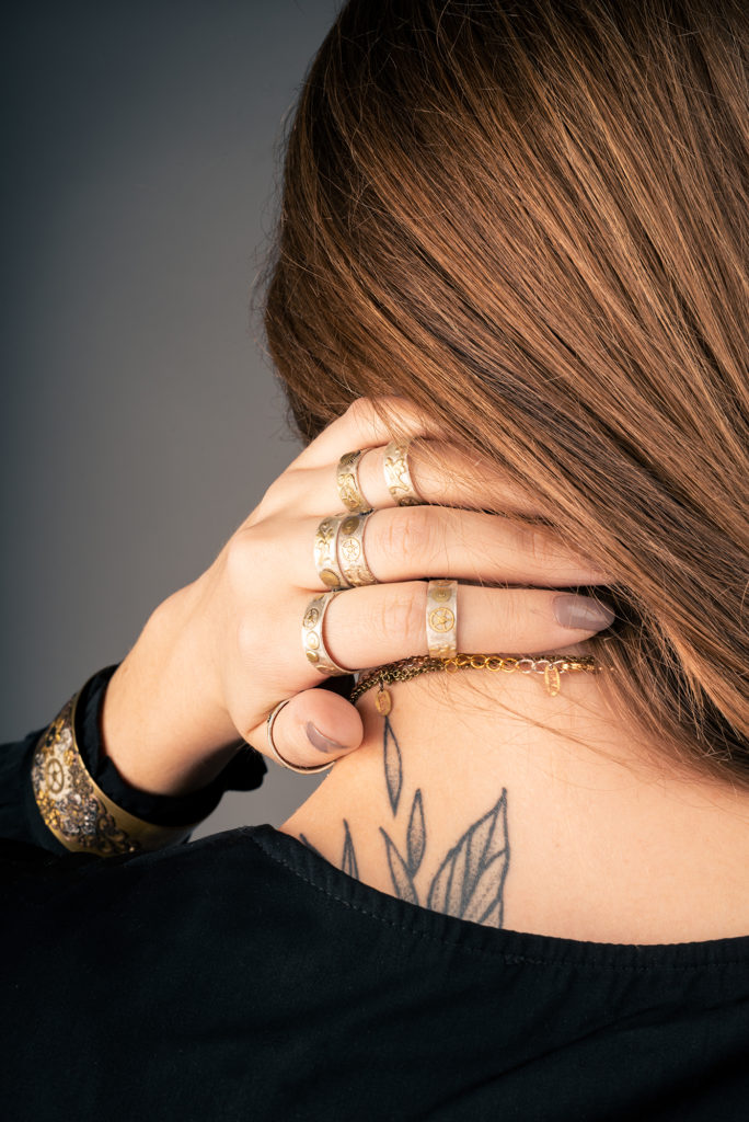 Photographie studio bagues portées